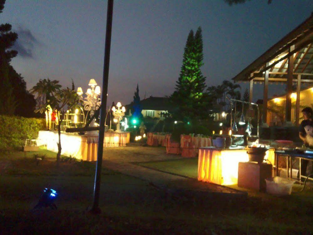Hotel Indah Palace Тавангмангу Екстериор снимка