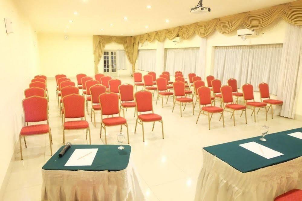 Hotel Indah Palace Тавангмангу Екстериор снимка